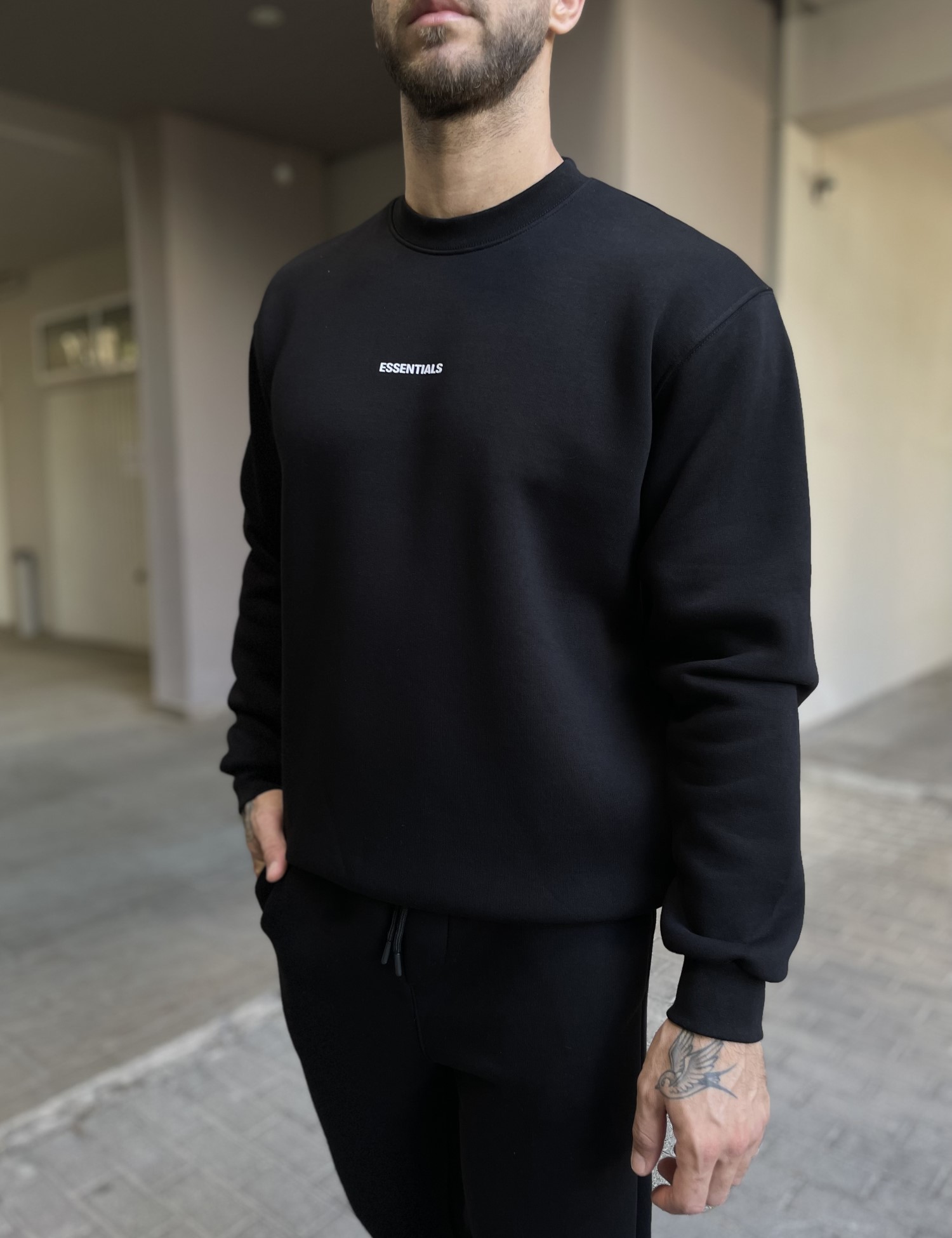 Ανδρικό μαύρο φούτερ με στρογγυλή λαιμόκοψη και λογότυπο στο στήθος ES26004 φωτογραφία